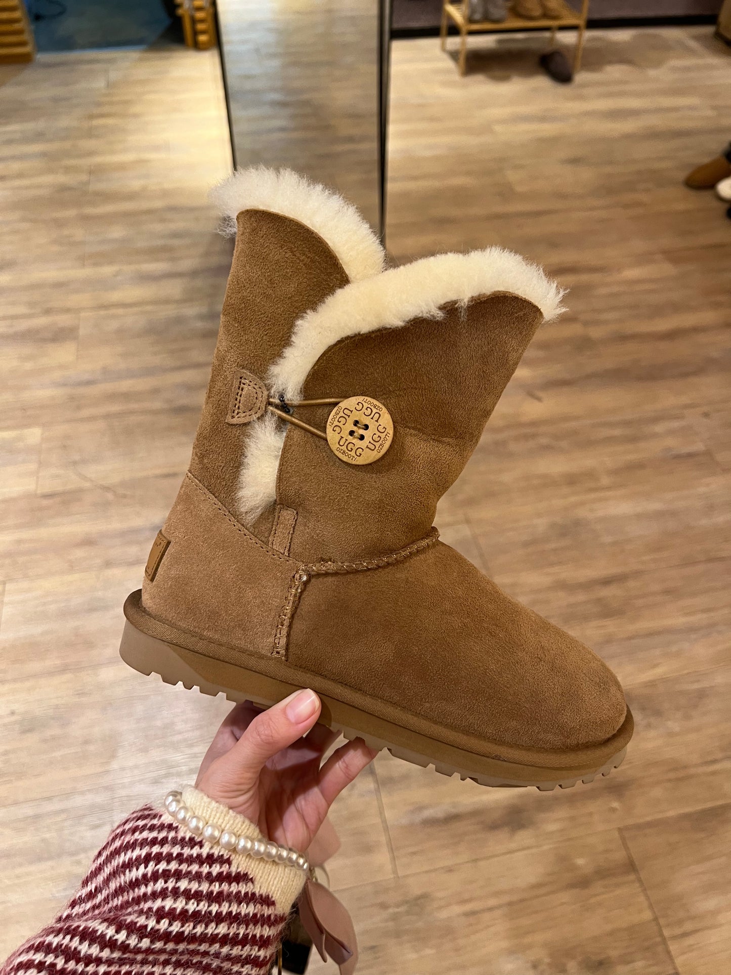 Ozwear Ugg Classic Short Button Boots (Water Resistant)ob363