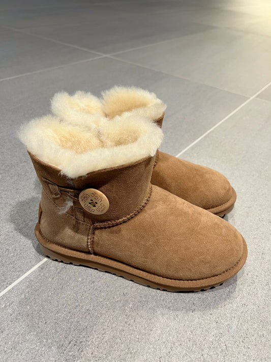 Ozwear Ugg Classic Mini Button Boots (Water Resistant) ob362